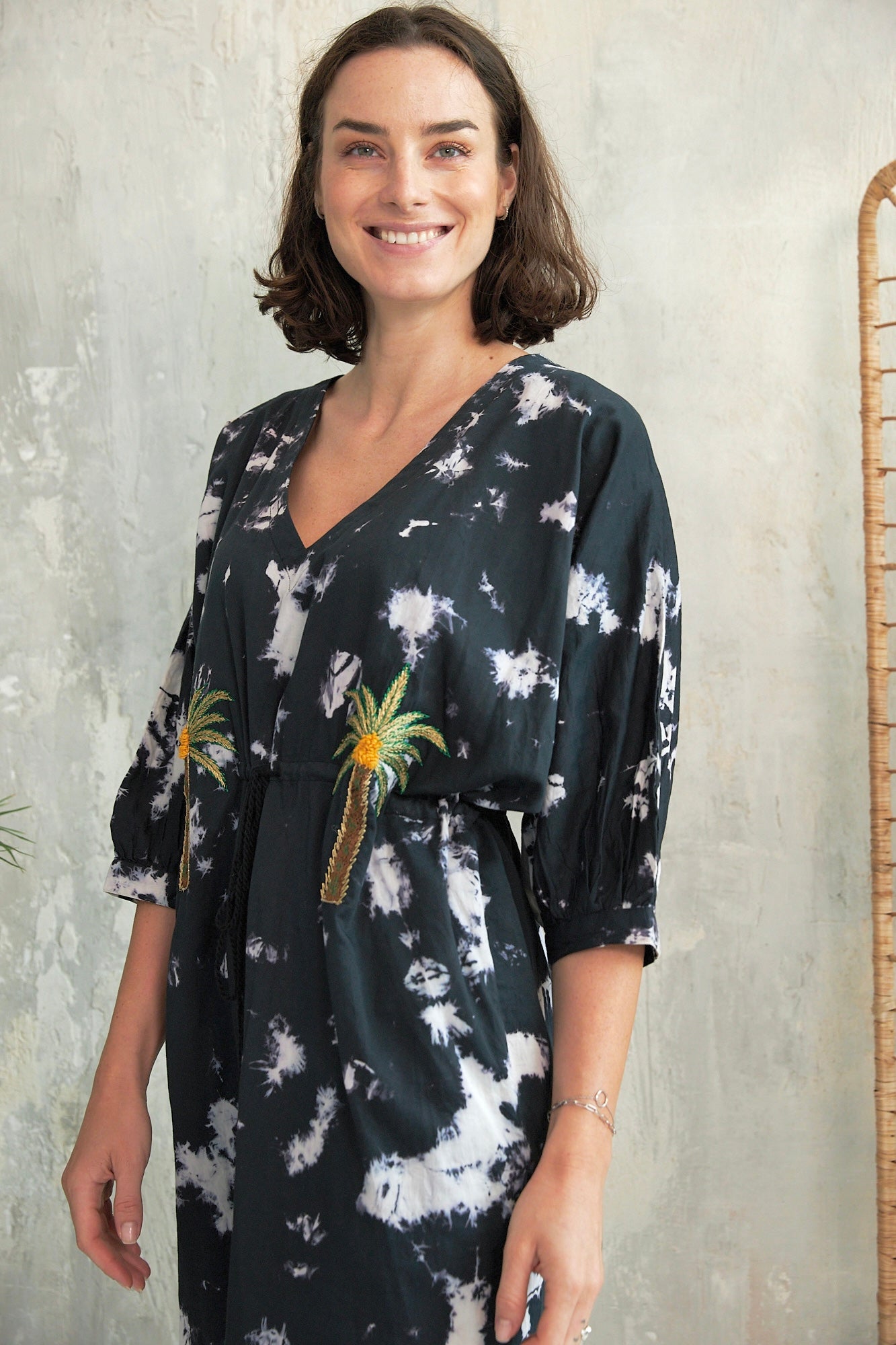 Chicosoleil Jacy robe noire tie dye coton mi-longue