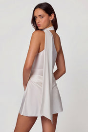 Oh Polly Kiraz 14555 mini robe blanche satin asymétrique