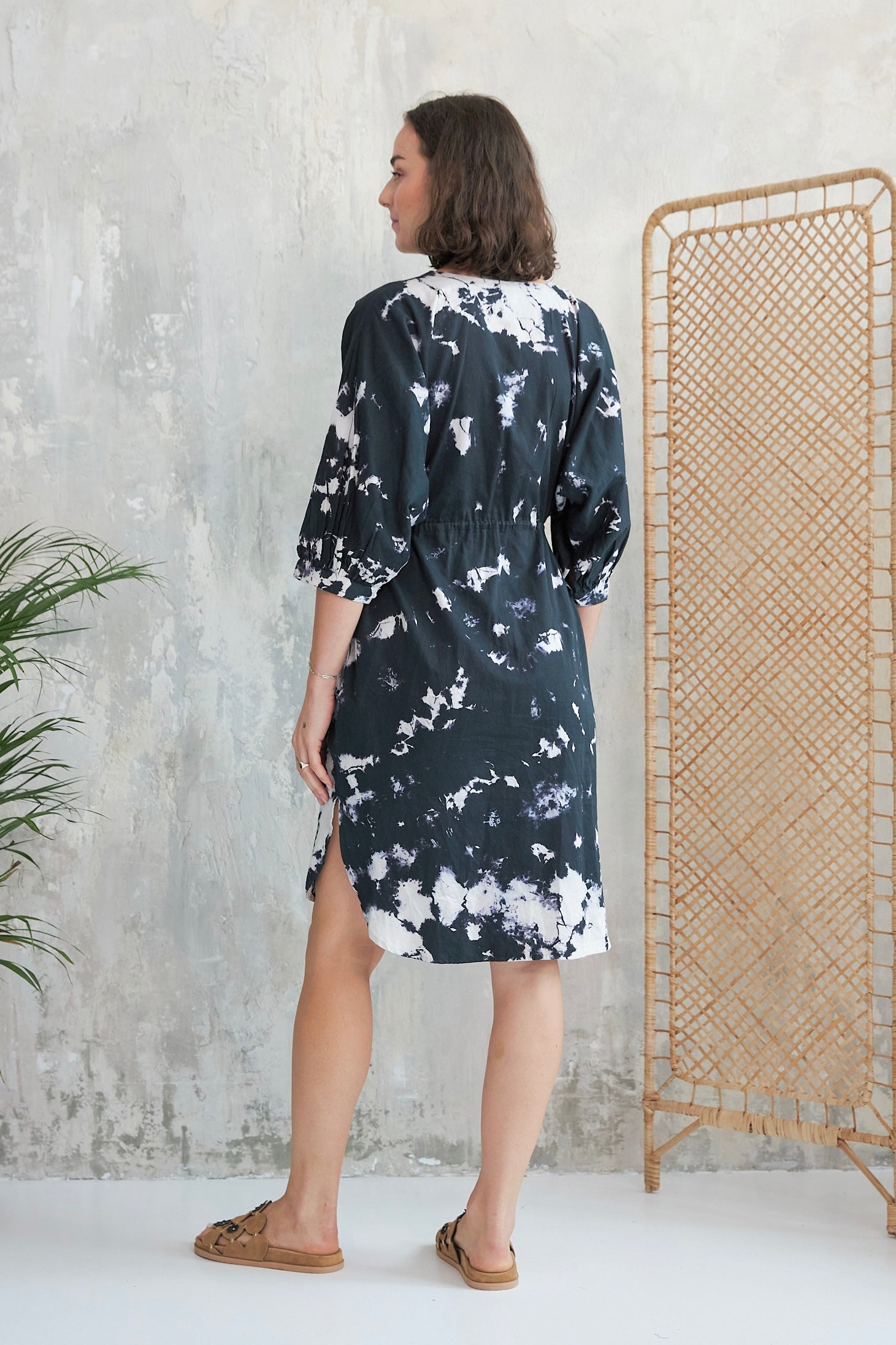 Chicosoleil Jacy robe noire tie dye coton mi-longue
