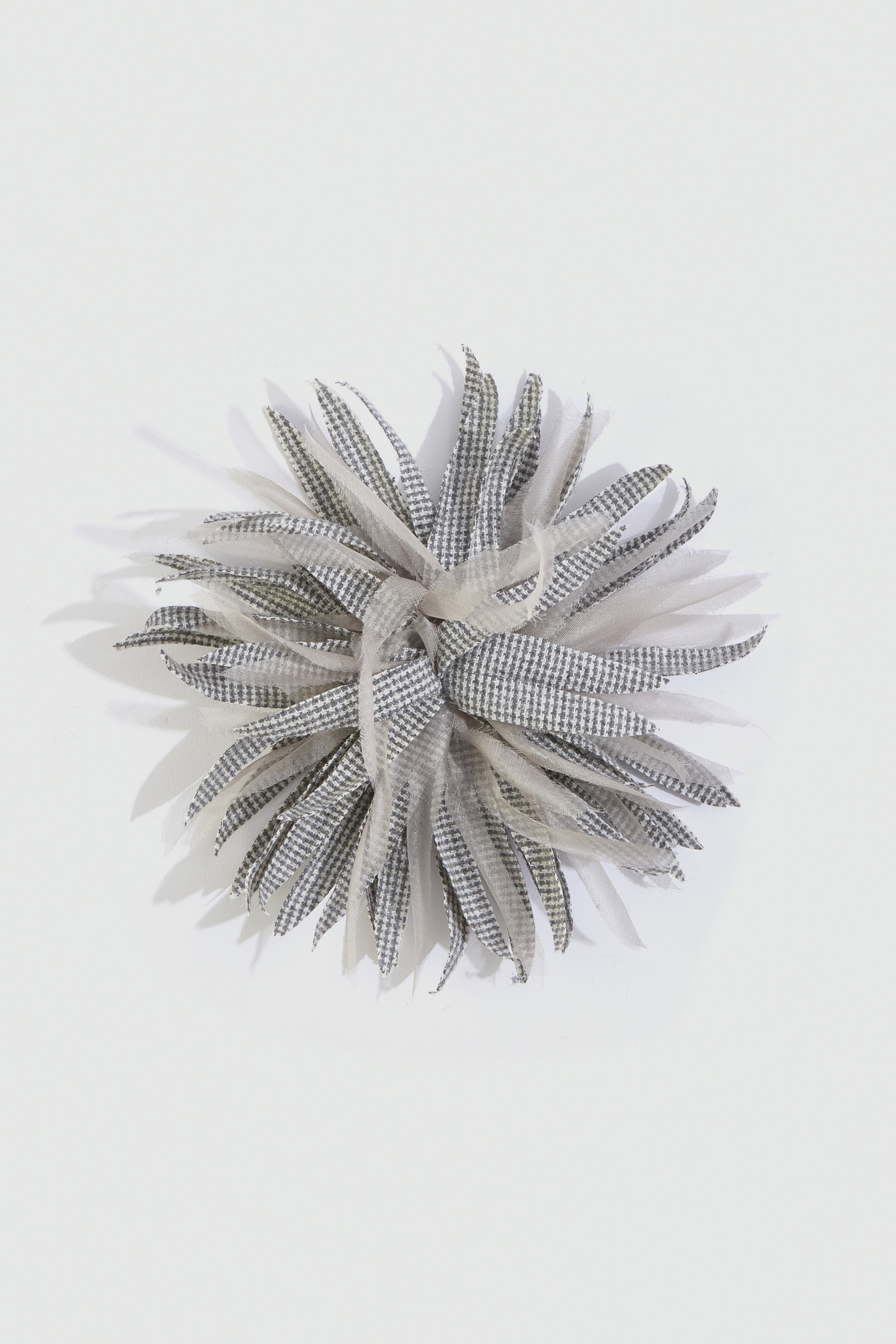 Liviana Conti Yvette broche fleur poudre