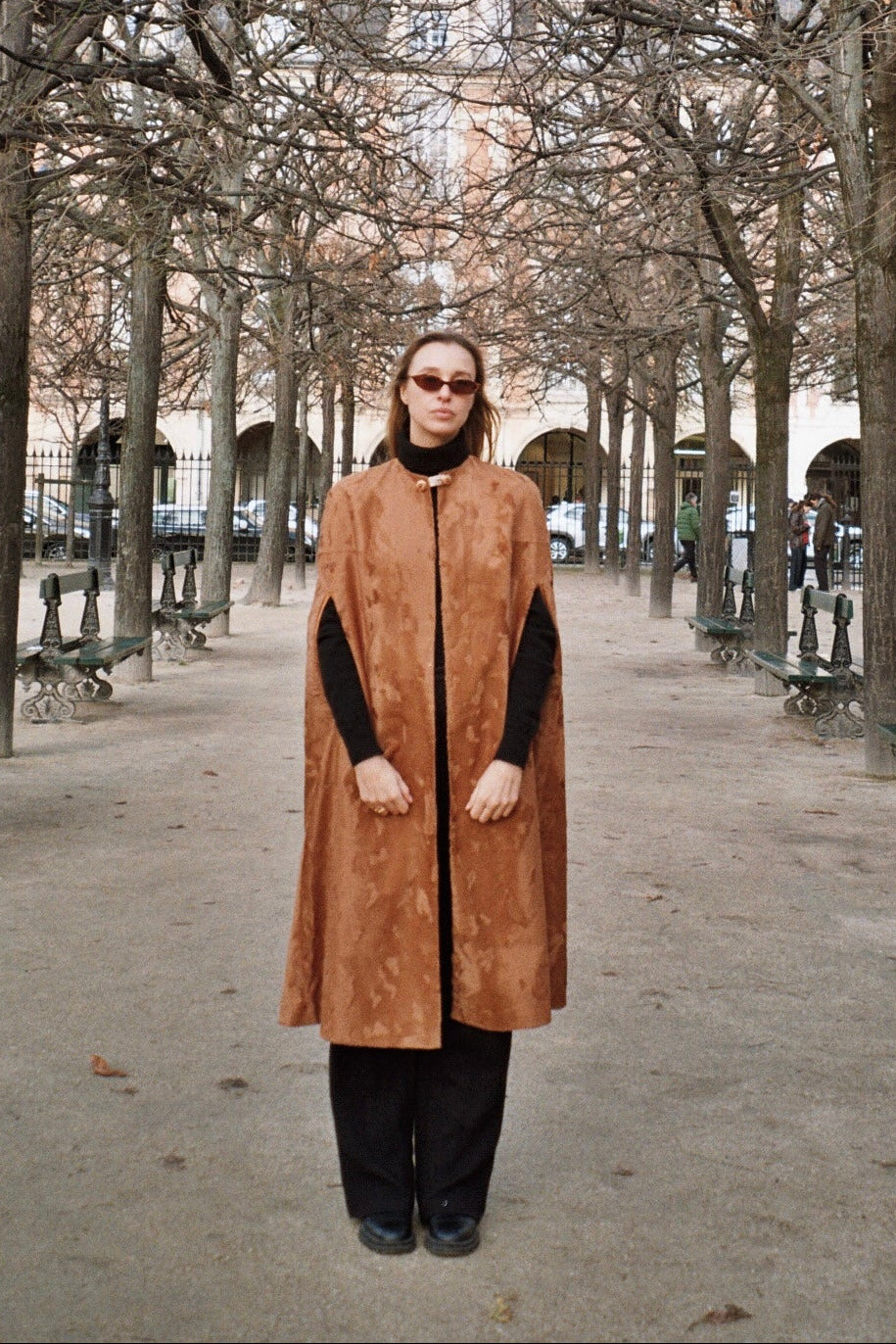The Ethiquette Galant cape longue fausse fourrure camel