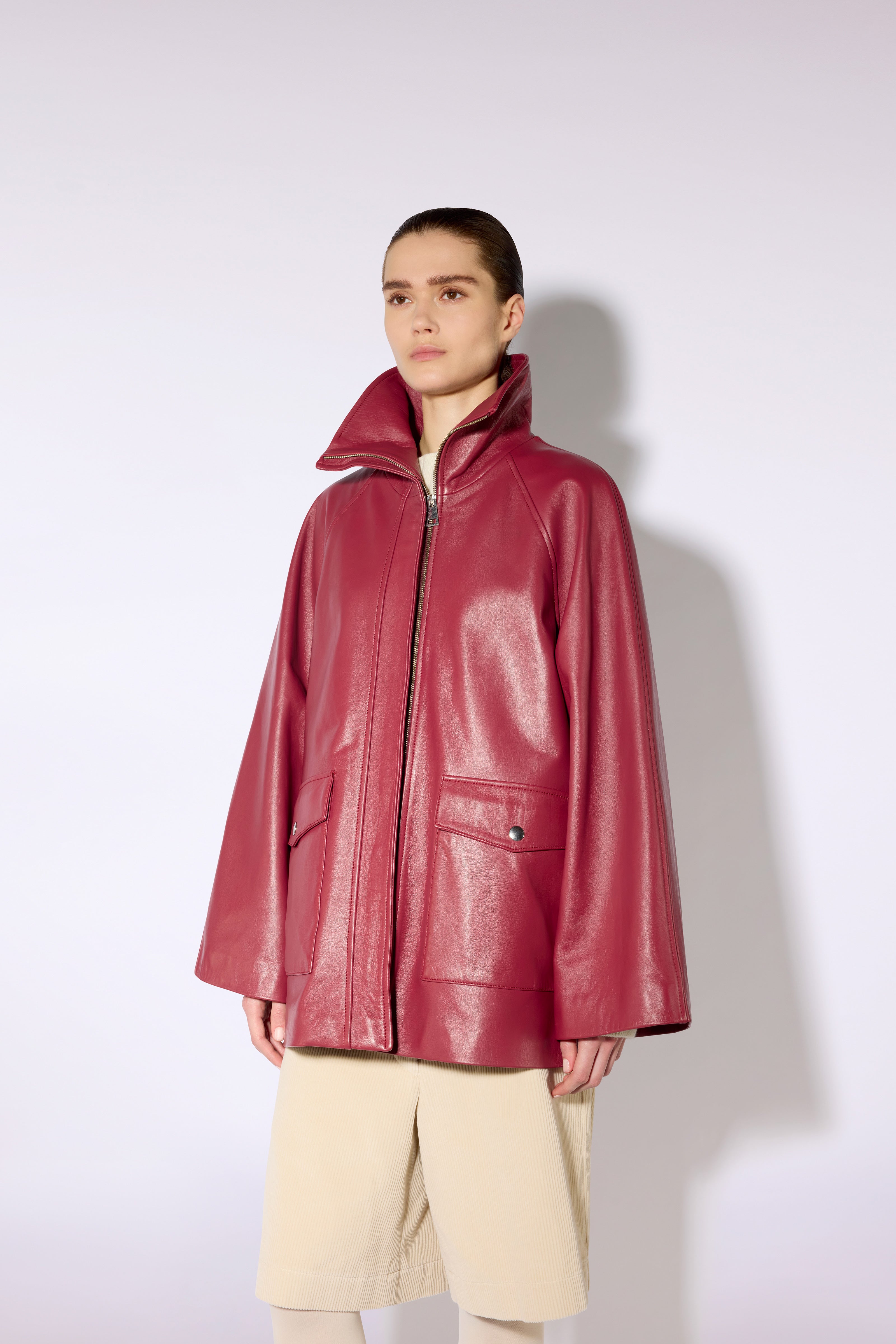 Liviana Conti Omar veste espresso tailleur
