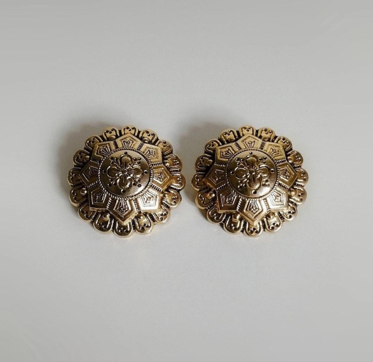 The Ethiquette Bijoux boucles Baroque fleurs doré clips