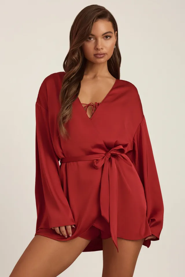 Oh Polly Embellished Reina peignoir satin rouge rubis ceinture