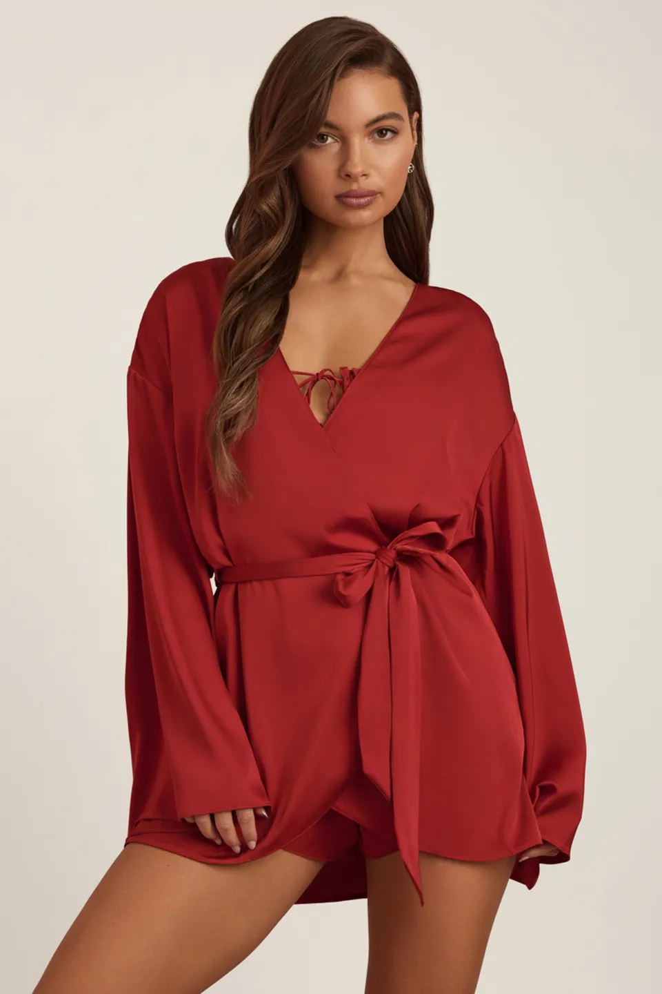 Oh Polly Embellished Reina peignoir satin rouge rubis ceinture