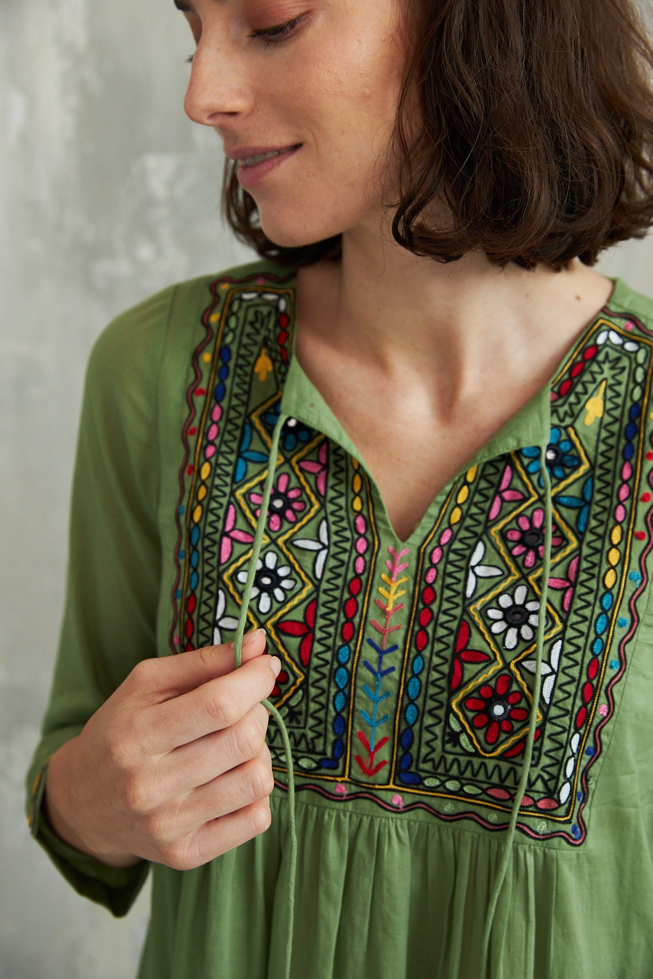 Chicosoleil Needra robe coton Vert Oasis brodée